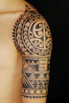  Tatouage maori, polynésien de forme ronde sur la poitrine